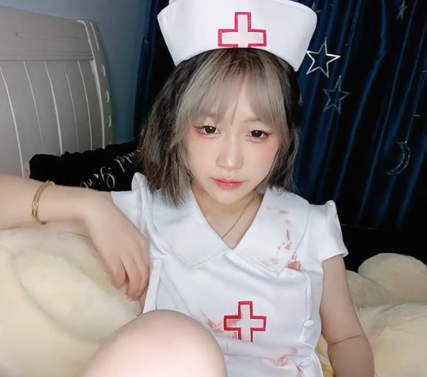 清纯系短发萌妹《米拉》cos护士