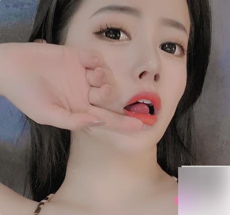 沦陷金钱攻势的虎牙主播《小野马》，蕾丝穿搭秀擦边舞蹈【4.2G】