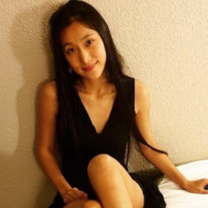 耐看型美女留学生【刘玥】为赚生活费拍摄有尺度写真