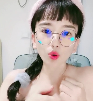 漂亮女孩的白皮肤和娃娃般的漂亮脸蛋