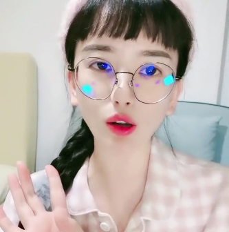 漂亮女孩的白皮肤和娃娃般的漂亮脸蛋