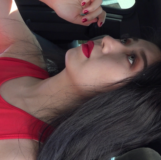 丰满美女穿着高跟连衣裙的视频