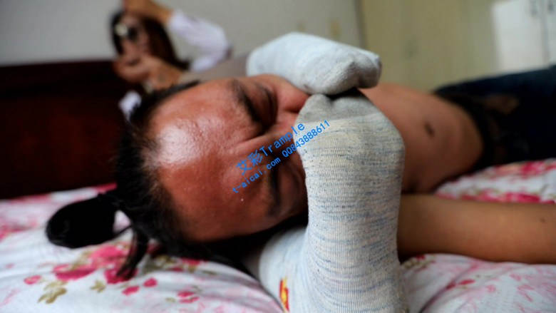 奕潇原味棉袜强迫窒息强行踩踏，时长12分钟，容量617MB，分辨率1920*1080超清