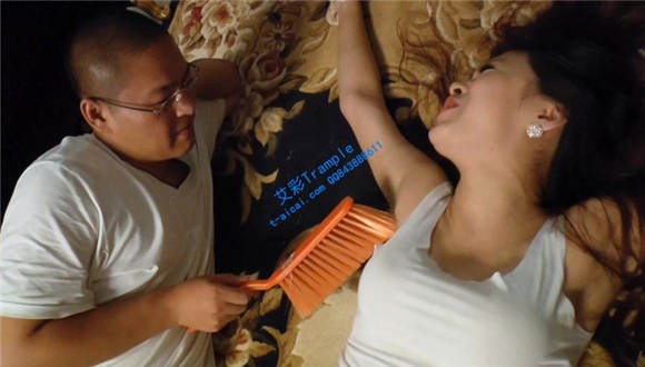 冰时代24分钟1GB高清视频：扑克作弊惩罚，挠脚底腋下绑起，精疲力尽惩罚