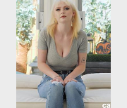 欧美童颜大罩杯CarrieSage出道视频合集9.4G