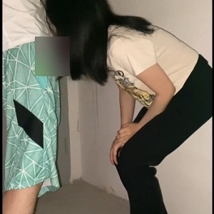 年轻小情侣楼梯间嘴艺互动玩奇妙女友嘴上功夫不错视频