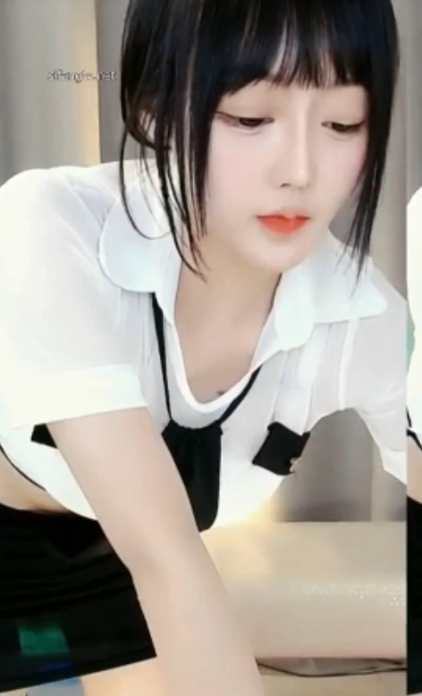 虎牙清纯少女林小花直播鱼7奇怪姿势M2020.12