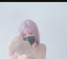 粉色头发的玩偶姐姐：私信短片展示5分钟时长