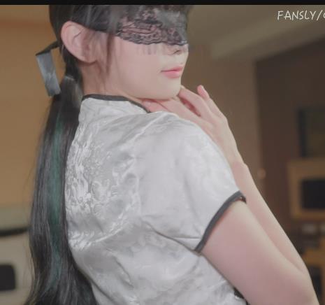 清纯小L莉DemiFairyTW合集视频，时长3.2G，露脸旗袍车灯，下载观看！