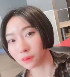 大罩杯美女的户外裤裤照片