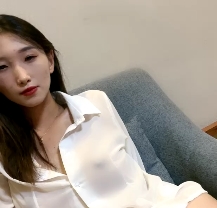 苗条身材的小乖乖女展示了她的细腰和美臀的桌子