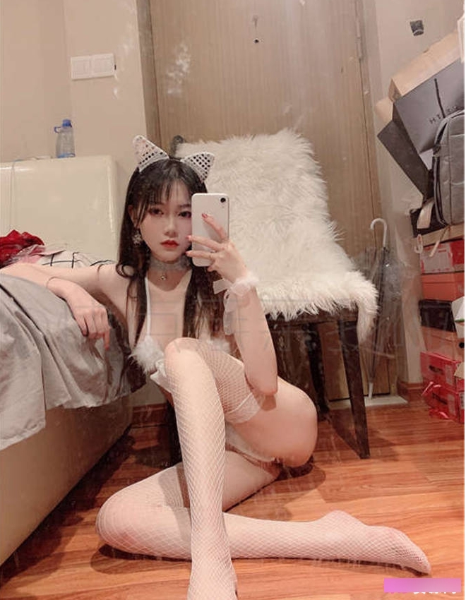 网红COSER魔法秋秋：高颜值、美丽容颜、清纯气质、性感身材、温柔表现力、活泼可爱、绝美容颜、清新气质。