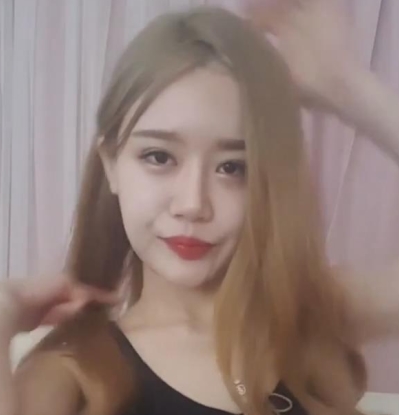 花的多变舞蹈风格和高水准表演。这个合集不仅适合喜爱舞蹈的粉丝们欣赏，也能让更多人感受到抖音网红文化的魅力。赶快点击观看，一起跟随小花的舞蹈步伐，感受变身舞的魔力吧！