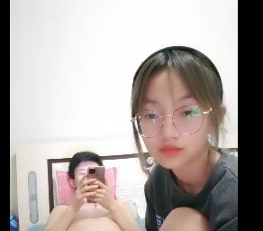 青春活力！年轻小情侣S身材L莉眼镜美眉互动TCC黑丝娇小48分钟视频下载