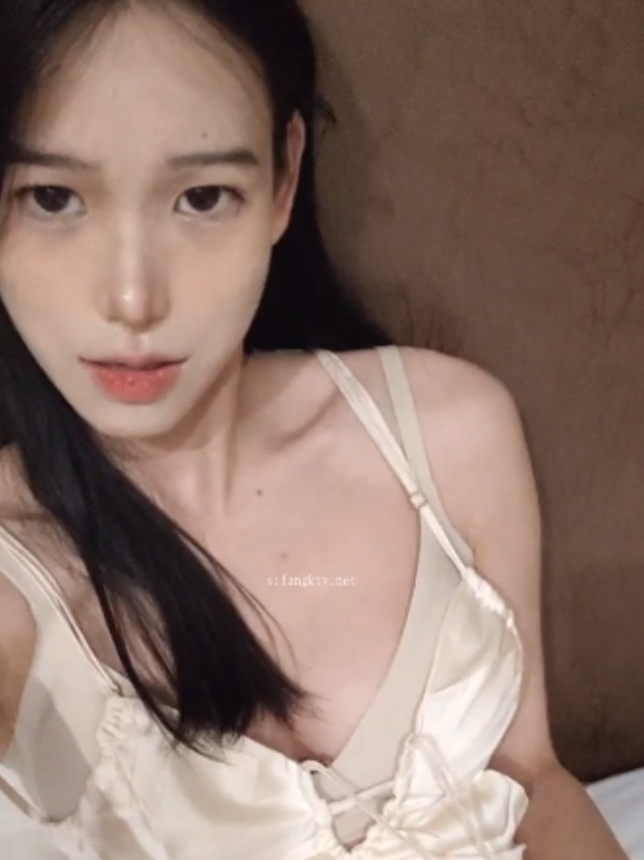 机敏植物：正宗校花女神，长腿大学生，黑丝有趣装，狂玩3V+6.8G视频