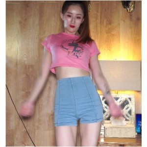 舞出精彩，小楠楠的独特舞蹈风格和精心制作的视频