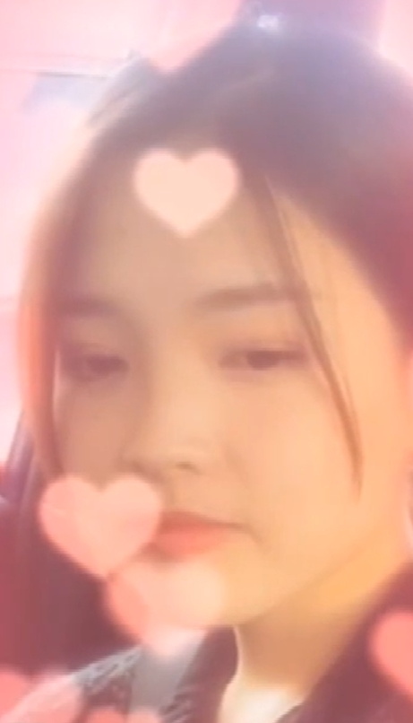 清纯女神李天宜吃瓜互动自拍视频展示，反差之美令人惊艳