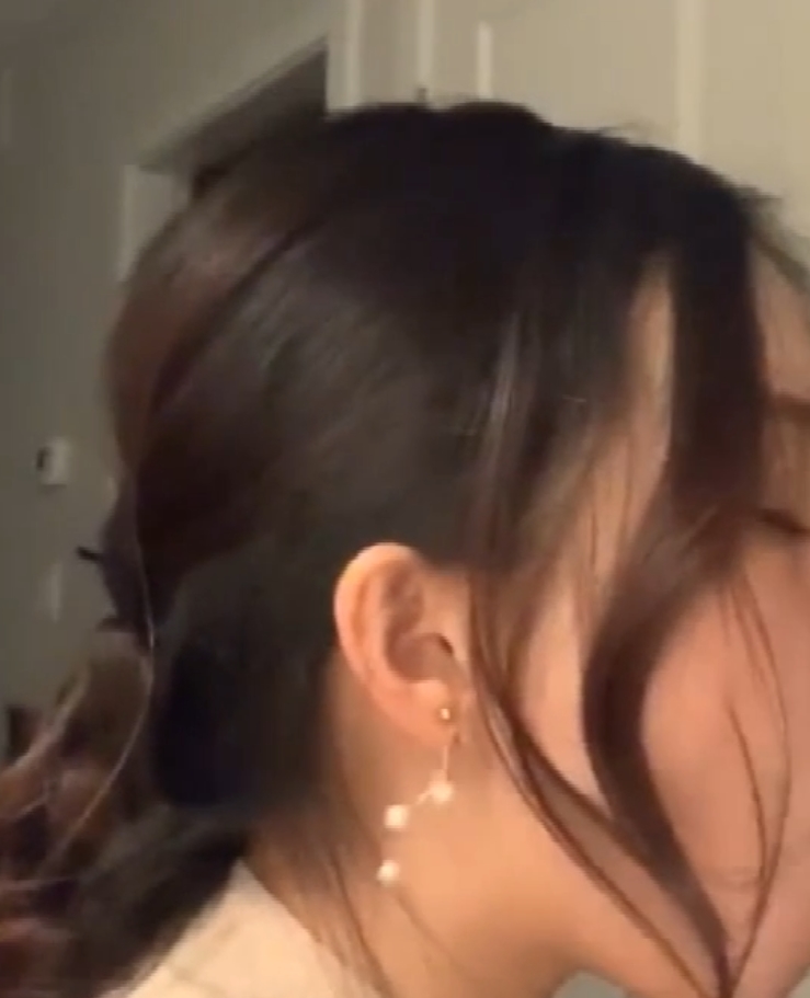 清纯女神李天宜吃瓜互动自拍视频展示，反差之美令人惊艳