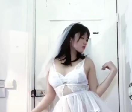 独家福利姬8V-2.5G：婚纱舞蹈大赏，车衣车灯惊艳！