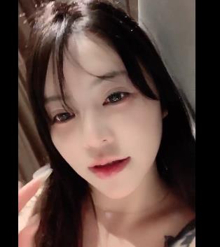 顶级绿播女神R妻车衣福利姬，4V-2.4G，视频长达五小时，好吃不过饺子，车灯弄鲍任你欣赏！