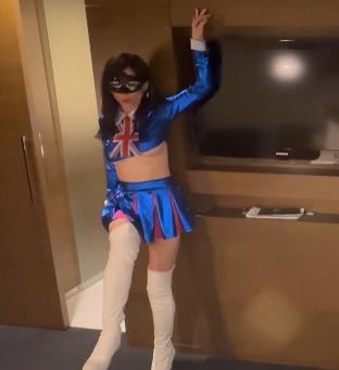 广东熟女蜜雪儿：黑白皮多人游自拍作品，广州出国小狗风采