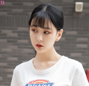 精致小白鞋：拥有完美搭配的时尚之选