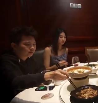 自拍大片：4V清晰，1.8G超值合集，换旗、车衣、棒棒糖全都有