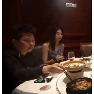 自拍大片：4V清晰，1.8G超值合集，换旗、车衣、棒棒糖全都有