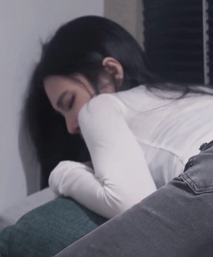 独家视频曝光！漂亮美女牛仔裤开破洞撅着屁屁，大物件无屏障进入花1v+541m