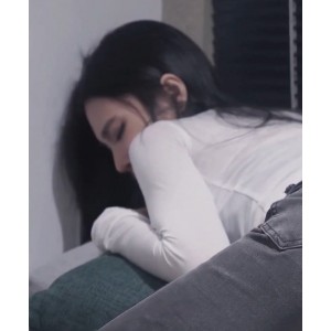 独家视频曝光！漂亮美女牛仔裤开破洞撅着屁屁，大物件无屏障进入花1v+541m