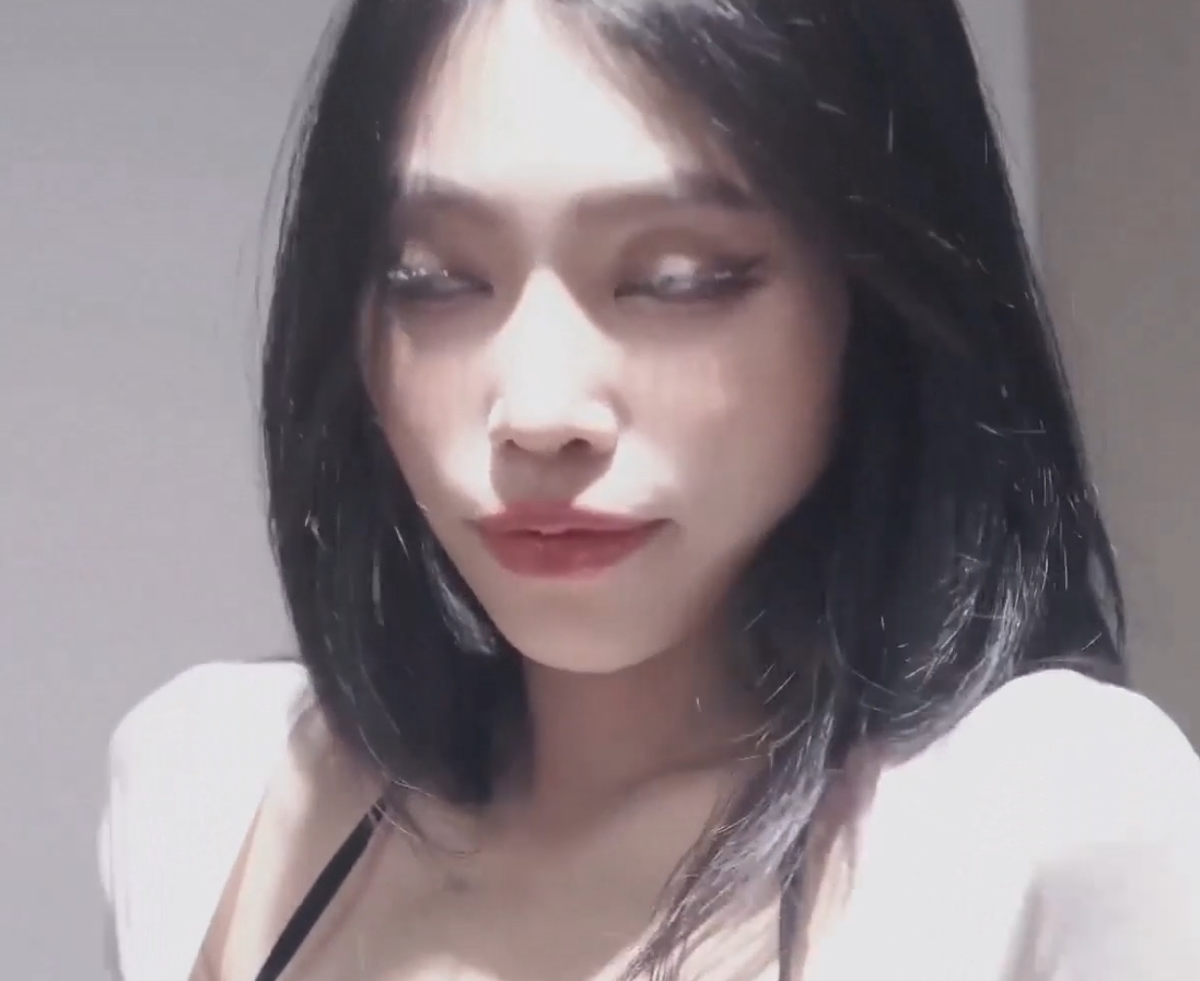 独家视频曝光！漂亮美女牛仔裤开破洞撅着屁屁，大物件无屏障进入花1v+541m