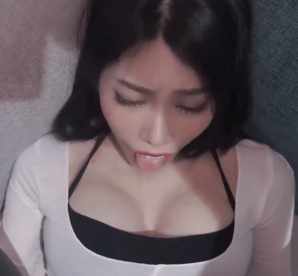 独家视频曝光！漂亮美女牛仔裤开破洞撅着屁屁，大物件无屏障进入花1v+541m