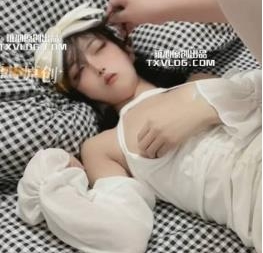 小魔女肉鸡蛋饼：窈窕身材+精致脸蛋，视频丰富多彩1