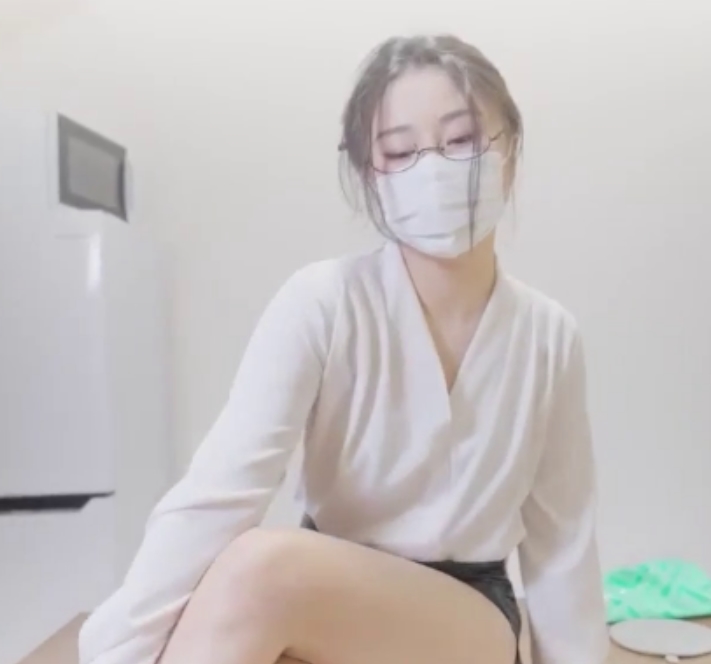 糖心Vlog：优质光“阴”娜娜老师教导小处男，解压方式简单，观看密码解压1v+428m