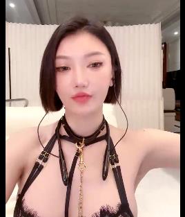 小巫婆福利合集：高质量视频展示颜值车灯身材，12个视频总大小3.6G，快手网红道具秀，下载享受视觉盛宴