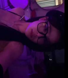 浪~贱：32V-306M，神秘女主不露脸，优质颜值引人关注