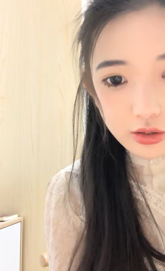 大二妹妹宿舍直播：50.4g视频新增30v，某处引发百度热议