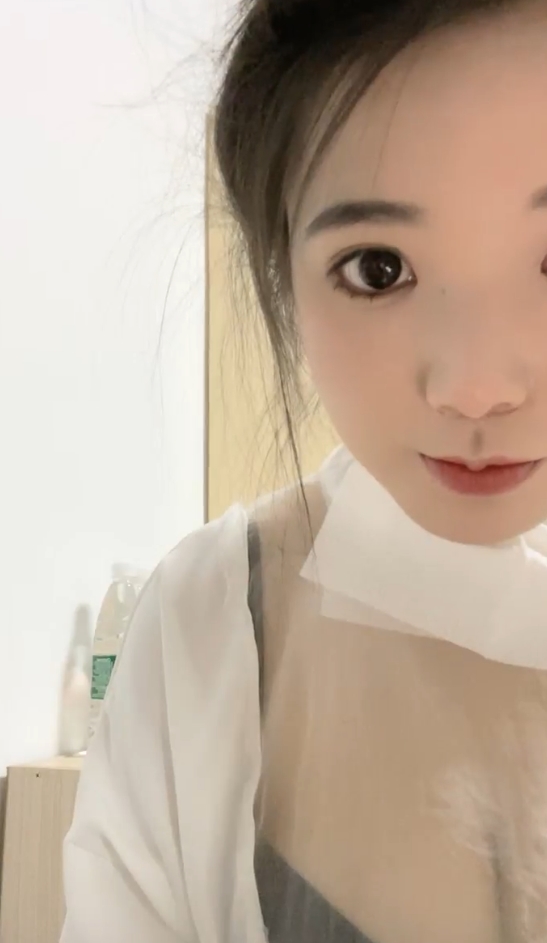 大二妹妹宿舍直播：50.4g视频新增30v，某处引发百度热议