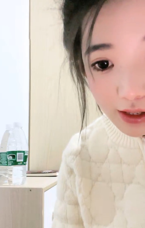 大二妹妹宿舍直播：50.4g视频新增30v，某处引发百度热议