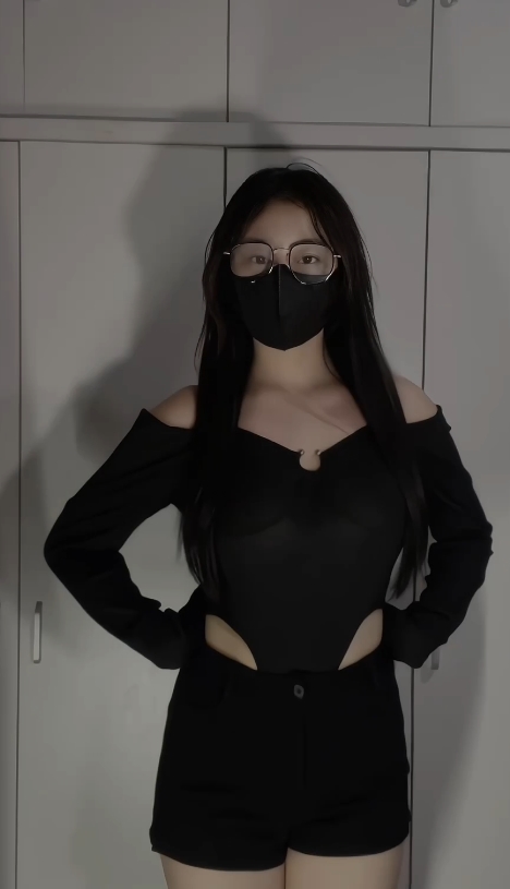 无刺榴莲热舞福利姬变装合集：10个视频1.15G，双层压缩，链接永久有效