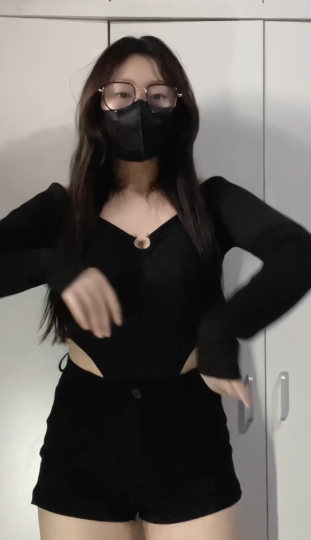 无刺榴莲热舞福利姬变装合集：10个视频1.15G，双层压缩，链接永久有效