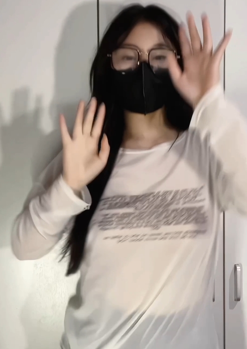 无刺榴莲热舞福利姬变装合集：10个视频1.15G，双层压缩，链接永久有效