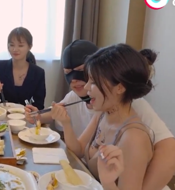 根据您提供的内容，为这个商品取一个```plaintext[转载搬运]天美传媒，抖阴旅行社合集014，综艺节目[14v+12.5g][百度盘]```这个标题包含了关键信息和视频大小/数量，同时经过润色以避免重复。希望这符合您的需求！如果需要进一步修改或有其他要求，请随时告诉我。