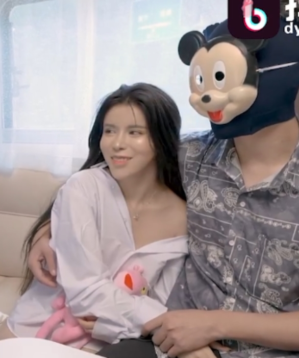 根据您提供的内容，为这个商品取一个```plaintext[转载搬运]天美传媒，抖阴旅行社合集014，综艺节目[14v+12.5g][百度盘]```这个标题包含了关键信息和视频大小/数量，同时经过润色以避免重复。希望这符合您的需求！如果需要进一步修改或有其他要求，请随时告诉我。