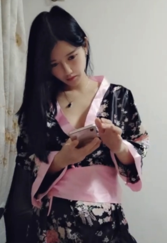 根据您提供的内容，为该商品取一个```plaintext[转载搬运]女神主播韩韩老师合集百度云[57v+23.6G][百度盘]```这个标题包含了关键信息和视频大小/数量，同时对内容进行了润色，希望符合您的要求！