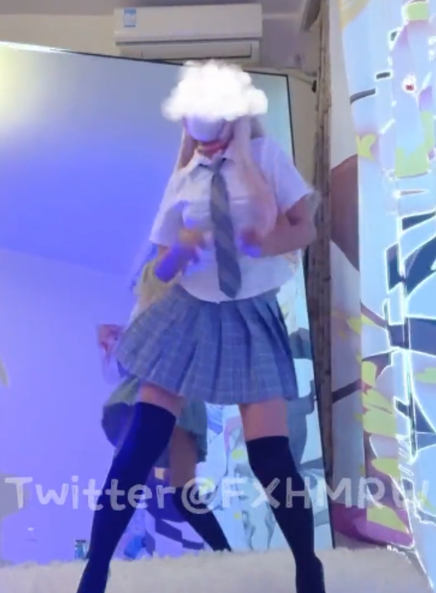 小仙云：热舞合集露脸福利姬，外网活跃国内生活，视频大小32G百度盘