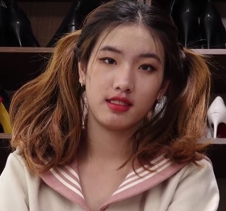 足系列女神Ayan：双马尾超短裙棉袜脚第一步视频大放异彩