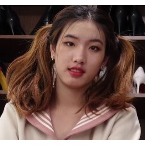 足系列女神Ayan：双马尾超短裙棉袜脚第一步视频大放异彩