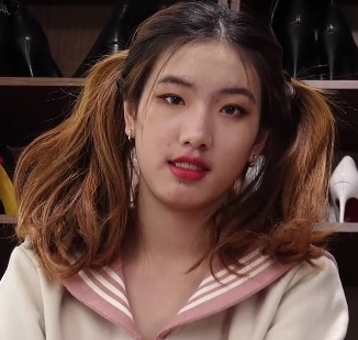 足系列女神Ayan：双马尾超短裙棉袜脚第一步视频大放异彩