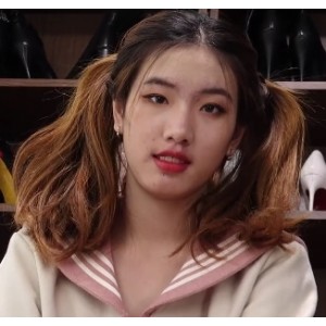 足系列女神Ayan：双马尾超短裙棉袜脚第一步视频大放异彩